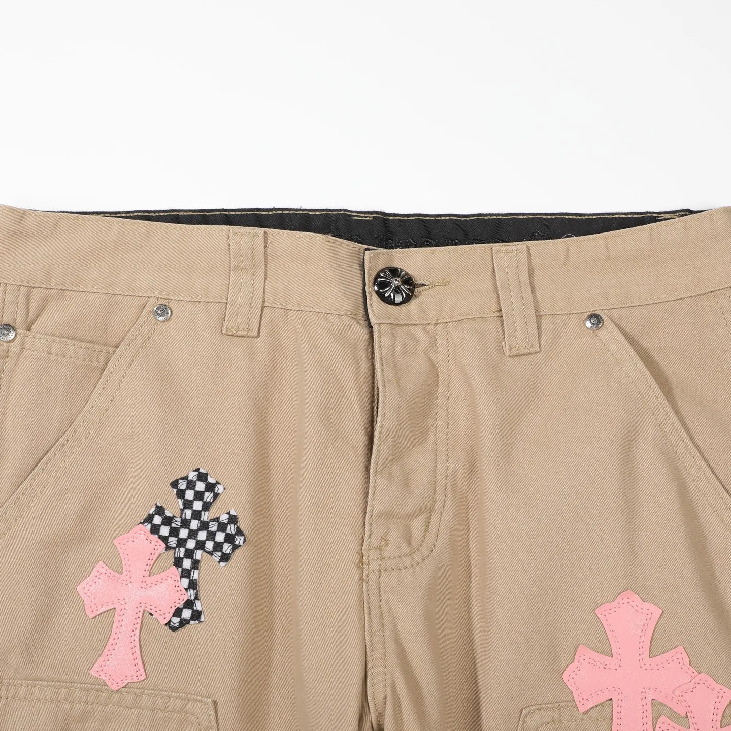 P270 CHROME HEARTS 2025 new khaki logging pink checkerboard cross leather couple style loose jeans Top ceiling quality Styles with different washed textures are very friendly to people with thin legs and thick legs. The straight and loose version is very flattering to the leg shape. The moderate length will never go out of style, easy to match with casually, the basic styling of various styles, a must-have in the wardrobe! The fabric is stiff but also makes the upper body soft without losing texture. The washing process is even more perfect. It is a must-have item for everyone! ! ! Color: Khaki Size: 28/30/32/34 Waist: 75/80/85/90 Knee: 45.5/47/48.5/50 Pants length: 102/104/106/108